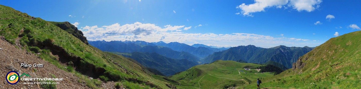16 Il sent. 109 quai sempre in decisa salita con vista sui Piani Avaro .JPG
